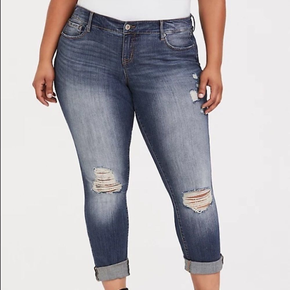 TORRID BOYFRIEND JEAN - PREMIUM STRETCH DISTRESSED MEDIUM WASH